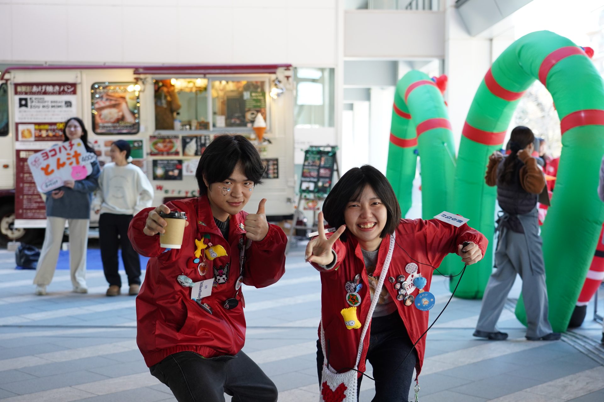 キャンパスにクリスマスマーケットが出現！？400名超の学生が創り上げる「百桜祭」に込められた願いとは？ | ビビビッ！桜美林大学